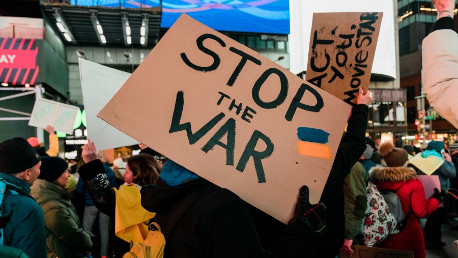 Demonstrasi warga negara Ukraina memprotes kebijakan perang yang dilakukan oleh Presiden Rusia Vladimir Putin (Unsplash)