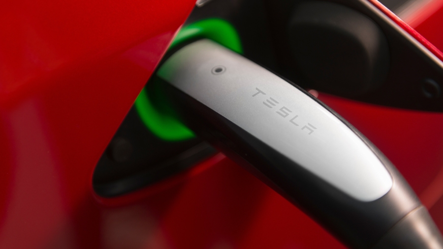 Kendaraan listrik Tesla melakukan pengisian daya (Doc. Tesla)