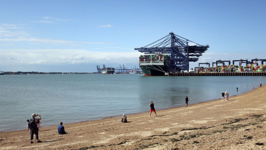  Kapal peti kemas raksasa Ever Given yang kandas dan menutupi jalur pelayaran di Terusan Suez (Chris Ratcliffe/Bloomberg)