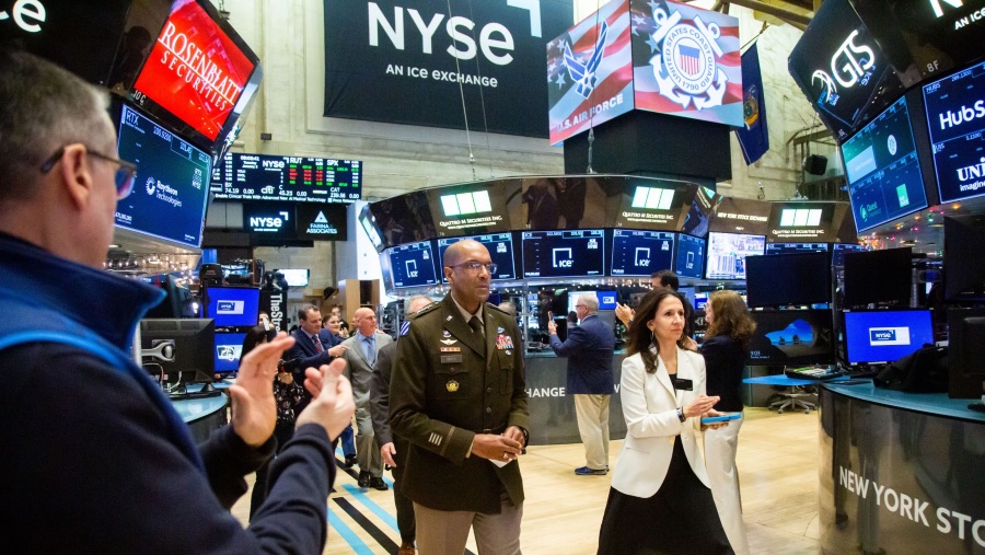Para Pialang sedang melakukan transaksi di Bursa saham Amerika Serikat, Wall Street. Fotographer: Michael Nagle/Bloomberg