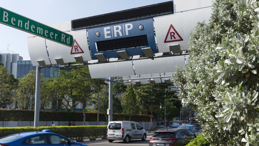 Kendaraan melewati area ERP di Singapura. Fotografer: Wei Leng Tay/Bloomberg