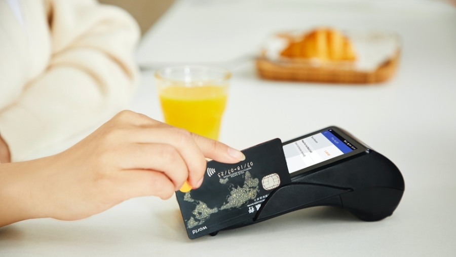 Penggunaan kartu kredit untuk transaksi (Mark OFlyn:Unsplash)