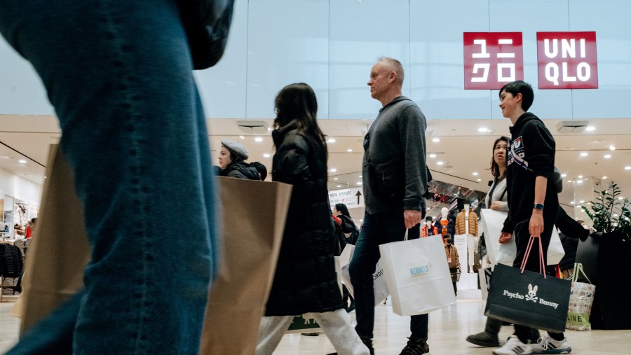 Suasana di salah satu konter Uniqlo di pusat perbelanjaan Toronto, Kanada. Fotografer: Galit Rodan/Bloomberg