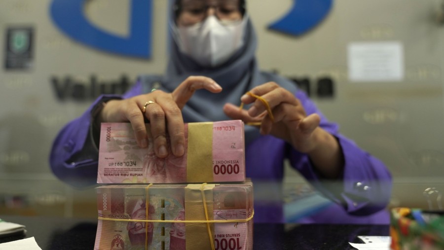 Tempat Penukaran Uang di Jakarta Seiring Melonjaknya Dolar Terhadap Mata Uang Lainnya (Dimas Ardian/Bloomberg)