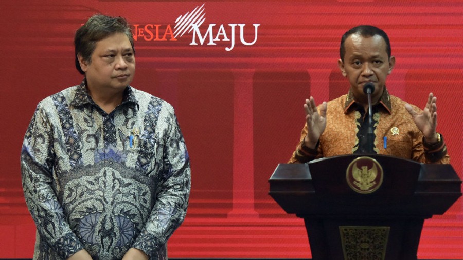 Menko Perekonomian Airlangga Hartarto dan Menteri Investasi/Kepala BKPM Bahlil Lahadalia memberikan keterangan pers di Kantor Presiden, Jakarta, Rabu (11/01/2023). (Setkab)
