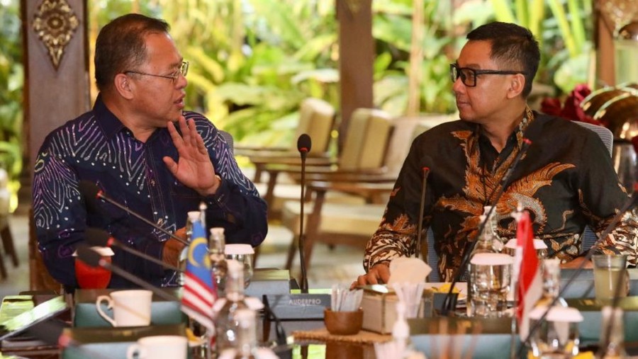 Direktur Utama PLN, Darmawan Prasodjo berbincang dengan CEO Tenaga Nasional Berhad (TNB), Dato’ Indera Ir. Baharin bin Din di Jakarta pada awal pekan ini