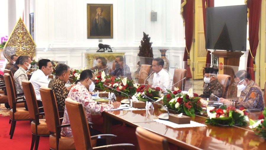 Presiden Joko Widodo memimpin rapat Terbatas (Ratas) mengenai Pengembangan Ekosistem Kendaraan Listrik, di Istana Merdeka, Jakarta, Jumat (13/01/2023). Foto: Humas Setkab/Agung