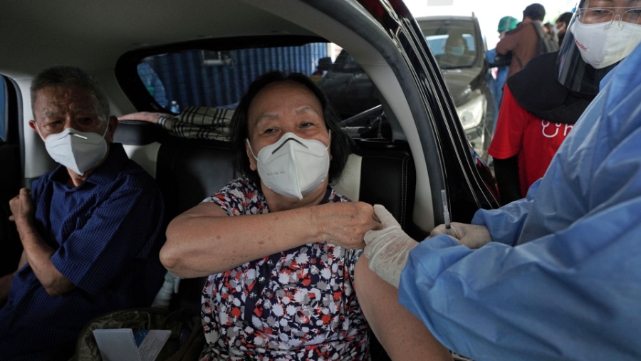 Lansia mendapatkan vaksin Covid-19 di Jakarta (Dimas Ardian/Bloomberg)