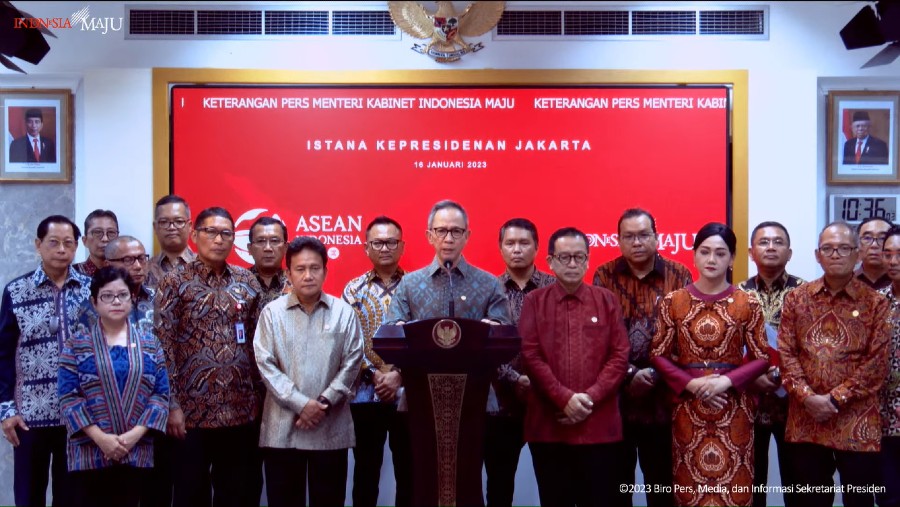 Sejumlah petinggi OJK dan beberapa pimpinan asosiasi industri sektor jasa keuangan saat menyambangi Istana Negara Senin (16/1). (Biro Pers Media dan Informasi Sekretariat Presiden)