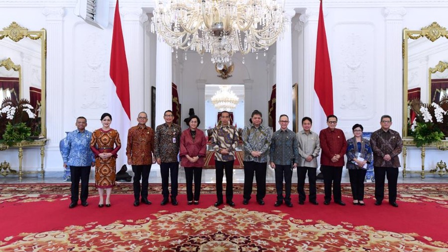 Sejumlah petinggi OJK dan beberapa pimpinan asosiasi industri sektor jasa keuangan memberikan keterangan pers usai menyambangi Istana Negara Senin (16/1). (Biro Pers Media dan Informasi Sekretariat Presiden)