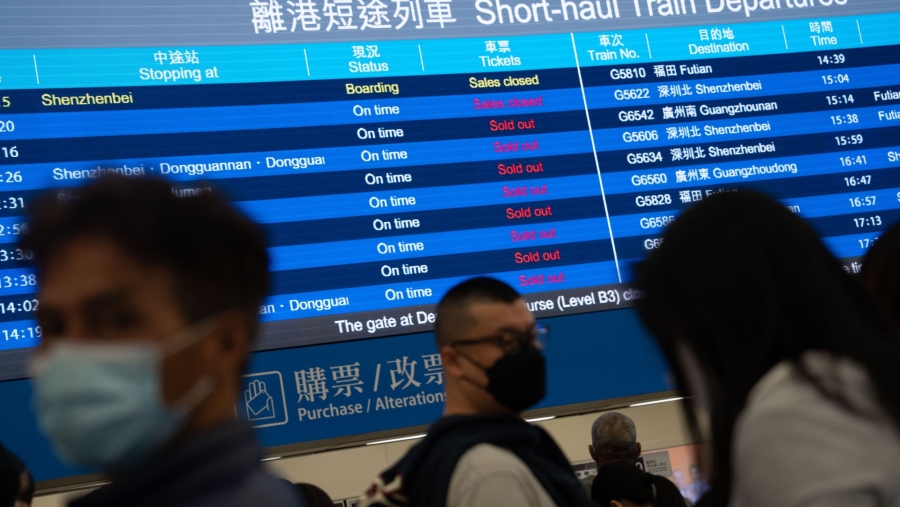 Suasana penumpang layanan kereta api berkecepatan tinggi yang menghubungkan Hong Kong dan China daratan di Stasiun Kowloon Barat, yang dioperasikan oleh MTR Corp., di Hong Kong, Minggu (15/1/2023). (Bertha Wang/Bloomberg)