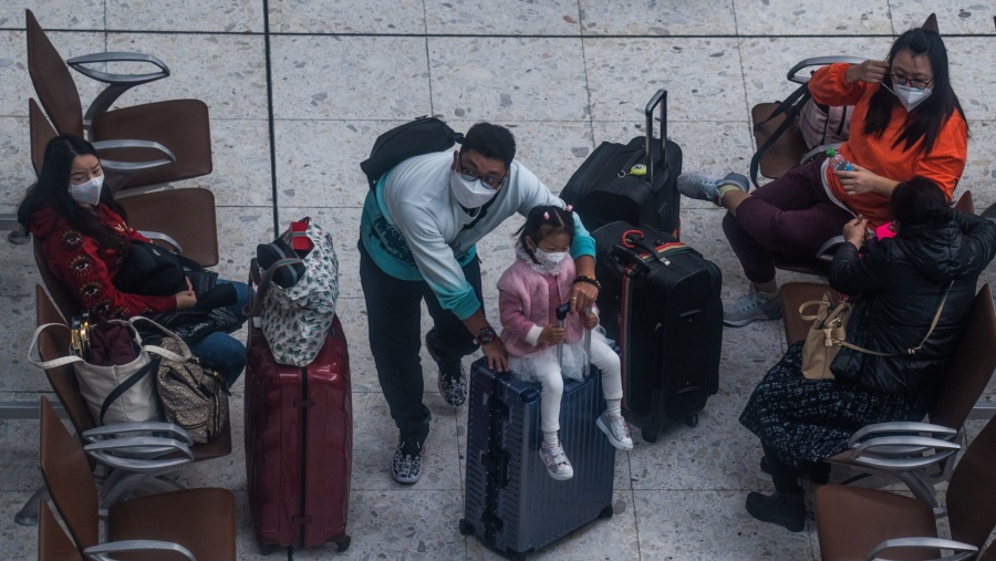 Suasana penumpang layanan kereta api berkecepatan tinggi yang menghubungkan Hong Kong dan China daratan di Stasiun Kowloon Barat, yang dioperasikan oleh MTR Corp., di Hong Kong, Minggu (15/1/2023). (Bertha Wang/Bloomberg)