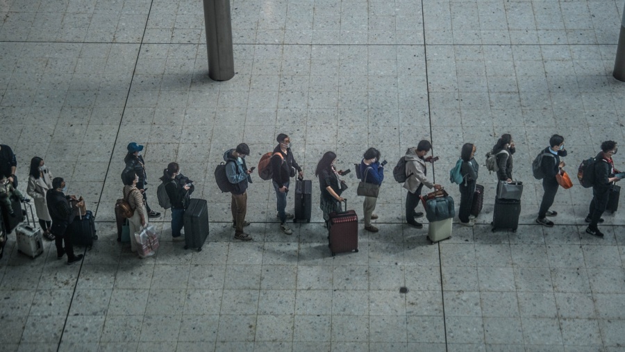 Suasana penumpang layanan kereta api berkecepatan tinggi yang menghubungkan Hong Kong dan China daratan di Stasiun Kowloon Barat, yang dioperasikan oleh MTR Corp., di Hong Kong, Minggu (15/1/2023). (Bertha Wang/Bloomberg)