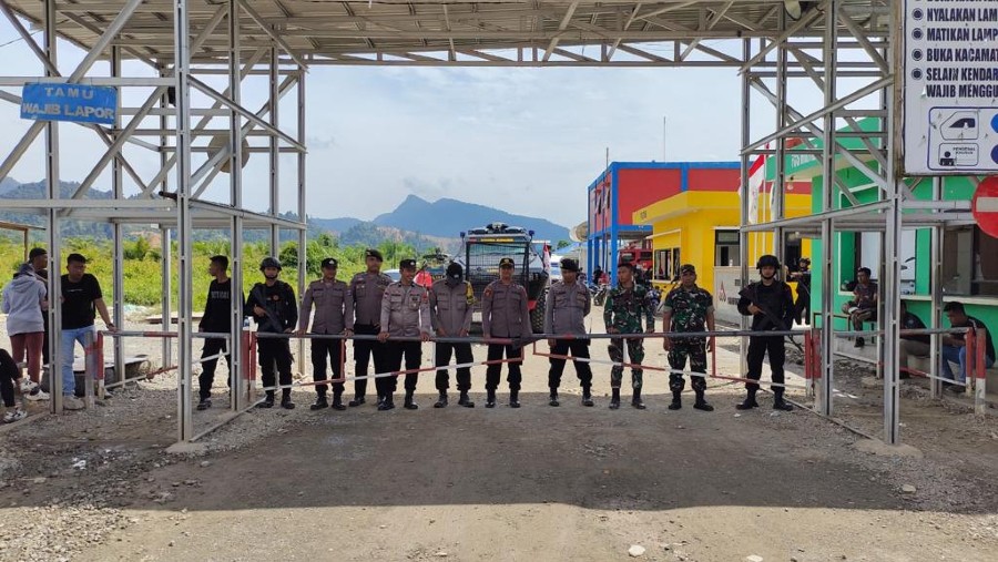 Kerusuhan di pabrik peleburan nikel PT Gunbuster Nickel Industry (GNI) Morowali Utara, Sulawesi Tengah menyebabkan 2 korban tewas. Kondisi pada Senin (16/1/2023), pabrik setop beroperasi dan masih dijaga aparat (Sumber: Humas Polda Sulteng)