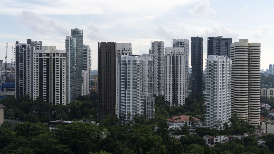 Pemandangan kondominium di dekat Orchard Road dari sebuah apartemen untuk dijual di gedung apartemen mewah Reignwood Hamilton Scotts di Scotts Road di Singapura, Kamis, 5 Agustus 2021. (Wei Leng Tay/Bloomberg)