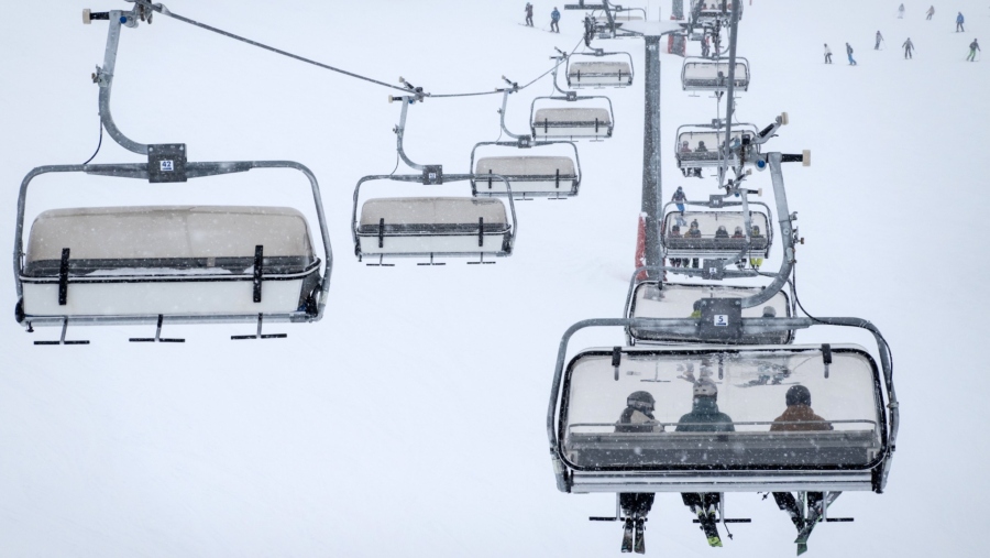 Pemain ski menaiki kursi gantung di resor ski Ischgl di Ischgl, Austria, Selasa, 10 Januari 2023. (Andrei Pungovschi/Bloomberg)