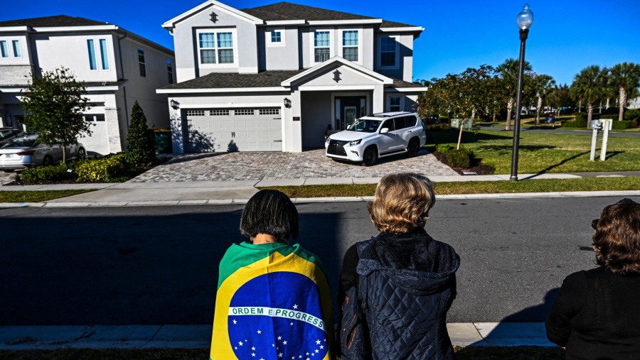 Ilustrasi Warga dengan Bendera Brasil (Bloomberg)