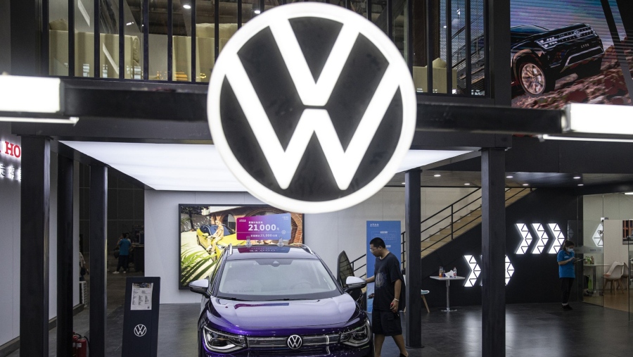 Ilustrasi Logo dan Mobil Volkswagen (Sumber: Bloomberg)
