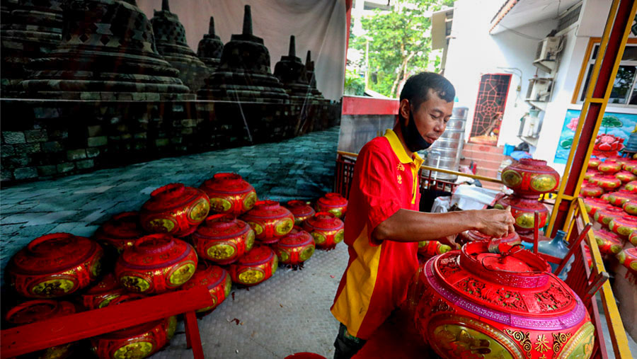 Para pekerja juga merapihkan lampion yang sudah lama tak terpakai dengan melakukan pengecatan. (Bloomberg Technoz/ Andrean Kristianto)