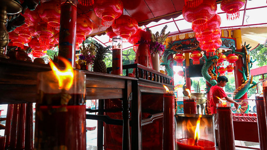 Pekerja membersihkan Vihara Amurva Bhumi jelang perayaan Imlek di kawasan Karet, Jakarta, Selasa (17/1/2023). (Bloomberg Technoz/ Andrean Kristianto)