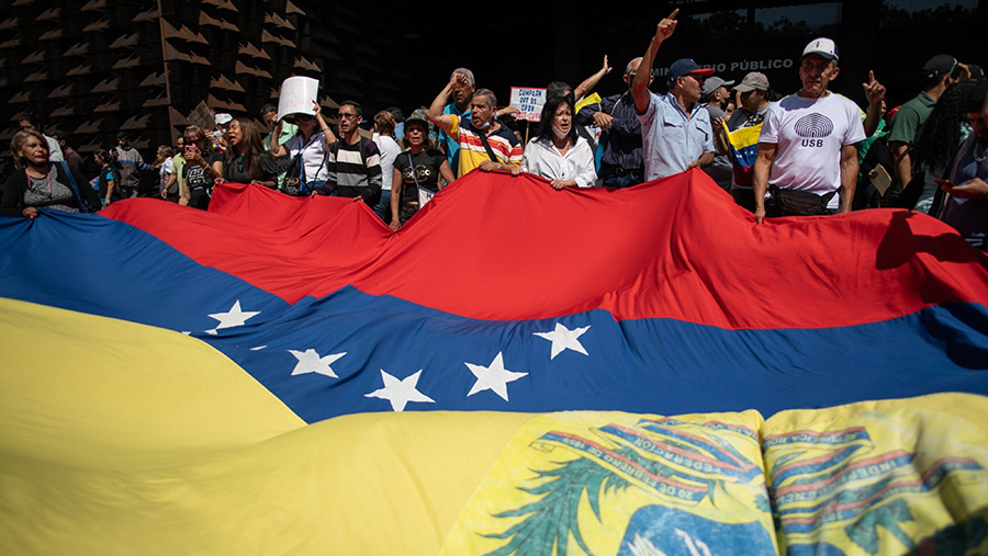 Sejumlah massa melakukan aksi demo di kantor pusat Kementerian Umum Venezuela, Caracas, Venezuela, Senin (16/1/2023). (Gaby Oraa/Bloomberg)