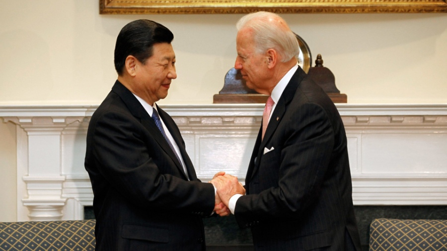 Joe Biden dan Xi Jinping saat keduanya sama-sama menjabat sebagai Wakil Presiden bertemu di Gedung Putih, 2012 silam (Bloomberg)
