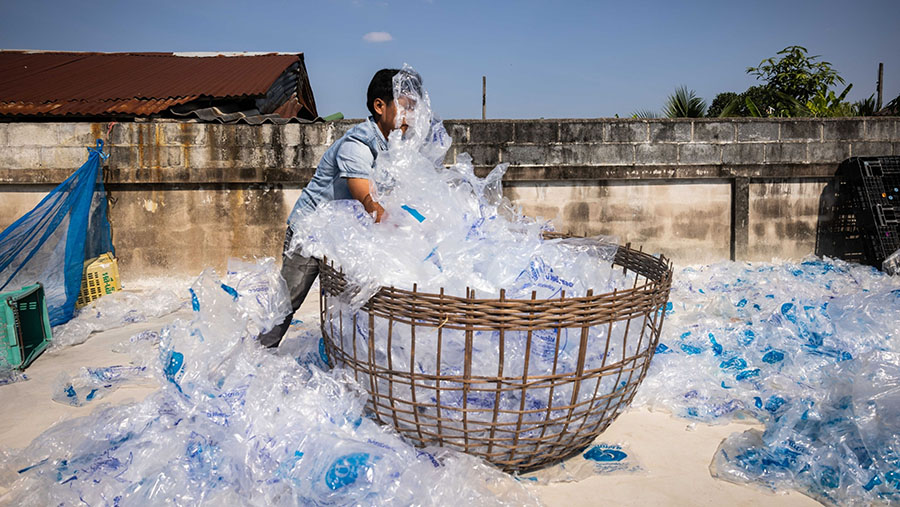 Relawan menyebarkan kantong plastik untuk dikeringkan di pusat daur ulang di Rayong, Thailand. (Andre Malerba/Bloomberg)