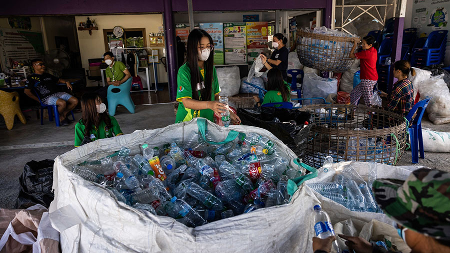 Relawan memilah kantong plastik dan botol plastik untuk diproses di pusat daur ulang di Rayong, Thailand. (Andre Malerba/Bloomberg)