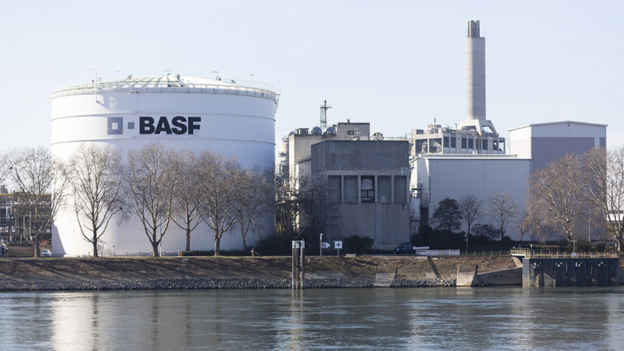 Kantor pusat BASF SE di tepi Sungai Rhine di Ludwigshafen, Jerman. (Alex Kraus/Bloomberg)