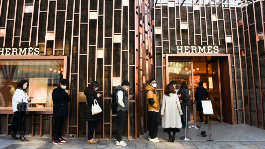 Pelanggan mengantri di depan butik Hermes (Bloomberg)