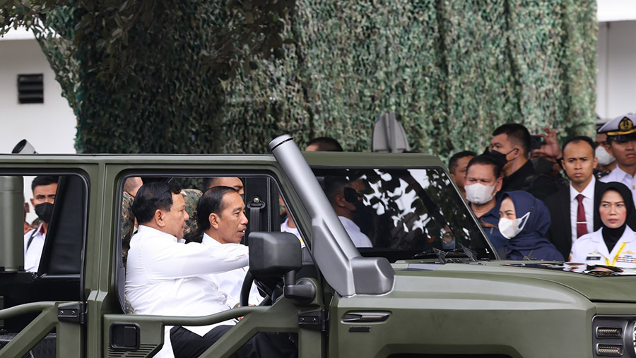 Presiden Joko Widodo dan Menhan Prabowo Subianto menaiki kendaraan taktis operasional TNI “Maung”. (Dok. Tim Media Prabowo Subianto)