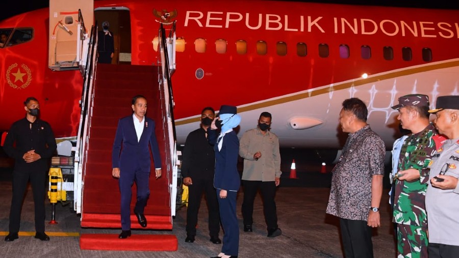 Presiden Jokowi saat tiba di Bandara Internasional Sam Ratulangi, Kota Manado (DOK BPMI Setpres)