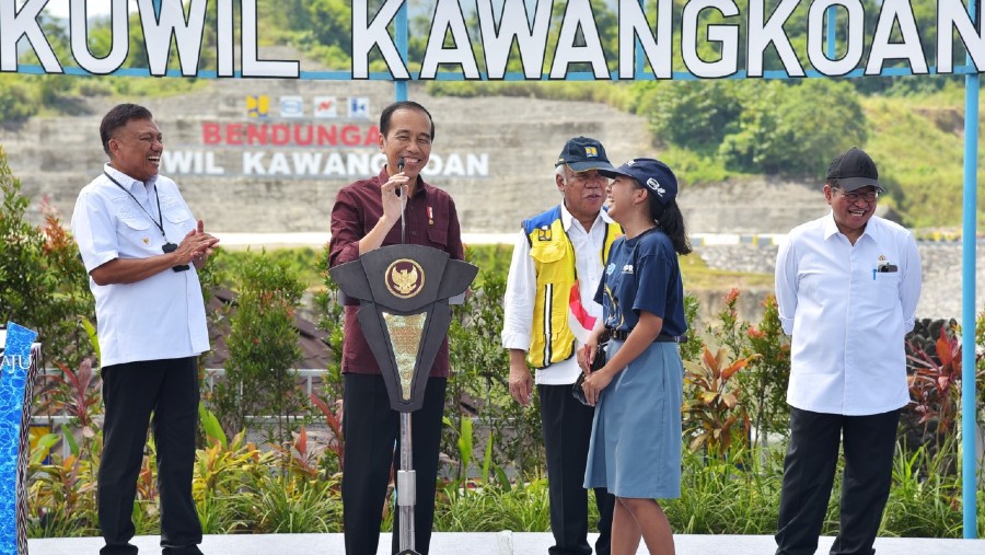 Presiden Jokowi berdialog dengan pelajar saat peresmian Bendungan Kuwil (DOK Humas Setkab)
