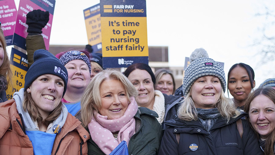 Serikat pekerja yang mewakili pekerja NHS menuduh pemerintah memberlakukan pemotongan gaji selama bertahun-tahun. (Dominic Lipinski/Bloomberg)