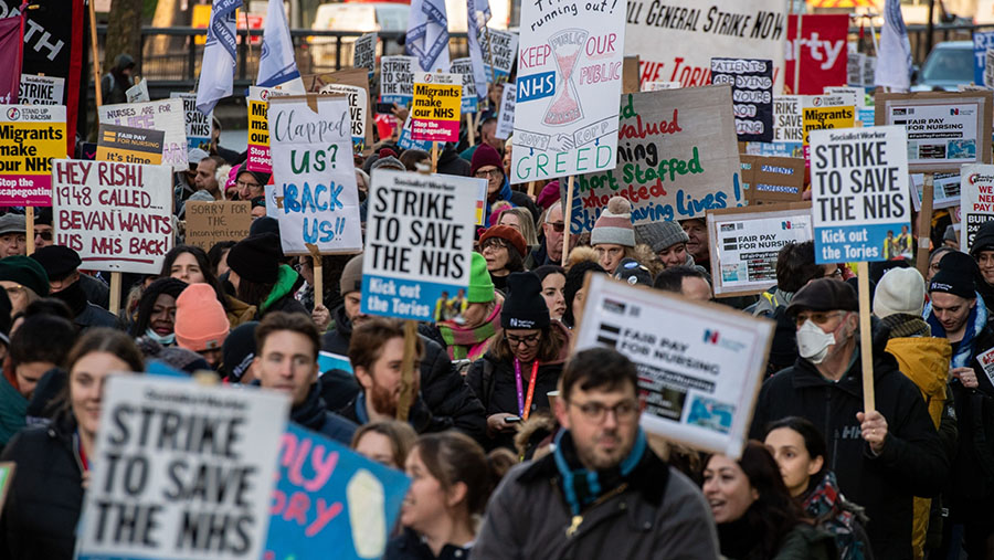 Perawat berdemo melalui pusat kota London ke Downing Street saat aksi pemogokan di London,Inggris, Rabu (18/1/2023). (Chris J. Ratcliffe/Bloomberg)