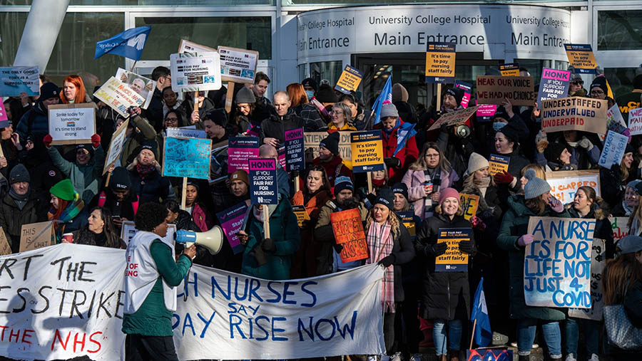 Perawat demo dengan melakukan di luar rumah sakit University College London di London, Inggris, Rabu (18/1/2023). (Chris J. Ratcliffe/Bloomberg)