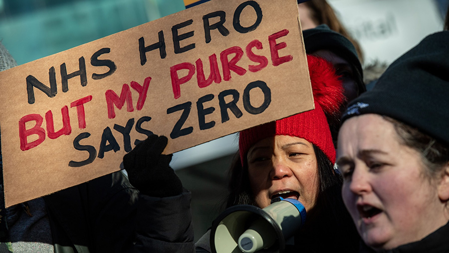 Perawat melakukan aksi mogok di luar rumah sakit University College London di London, Inggris, Rabu (18/1/2023). (Chris J. Ratcliffe/Bloomberg)
