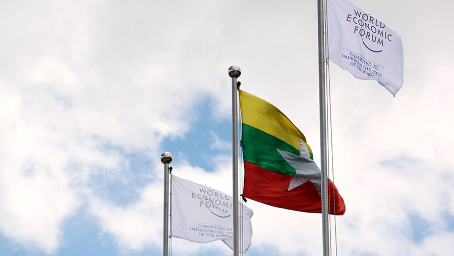 Bendera Myanmar berkibar di samping bendera Forum Ekonomi Dunia (WEF). (Dario Pignatelli/Bloomberg)