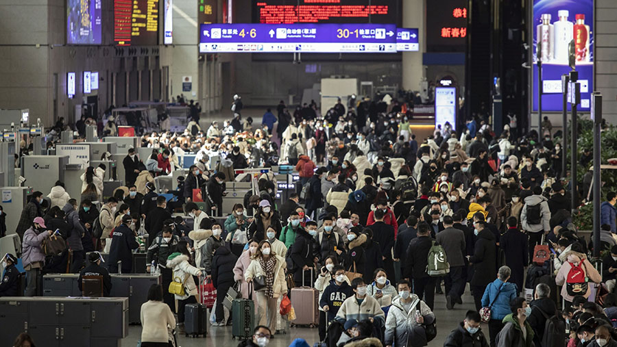 Pemudik jelang perayaan imlek menunggu di aula keberangkatan Stasiun Kereta Api Hongqiao, Shanghai, China, Kamis (19/1/2023). (Qilai Shen/Bloomberg)