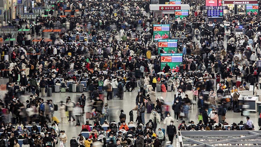 Pemudik jelang perayaan imlek menunggu di aula keberangkatan Stasiun Kereta Api Hongqiao, Shanghai, China, Kamis (19/1/2023). (Qilai Shen/Bloomberg)