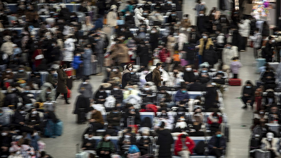 Pemudik jelang perayaan imlek menunggu di aula keberangkatan Stasiun Kereta Api Hongqiao, Shanghai, China, Kamis (19/1/2023). (Qilai Shen/Bloomberg)