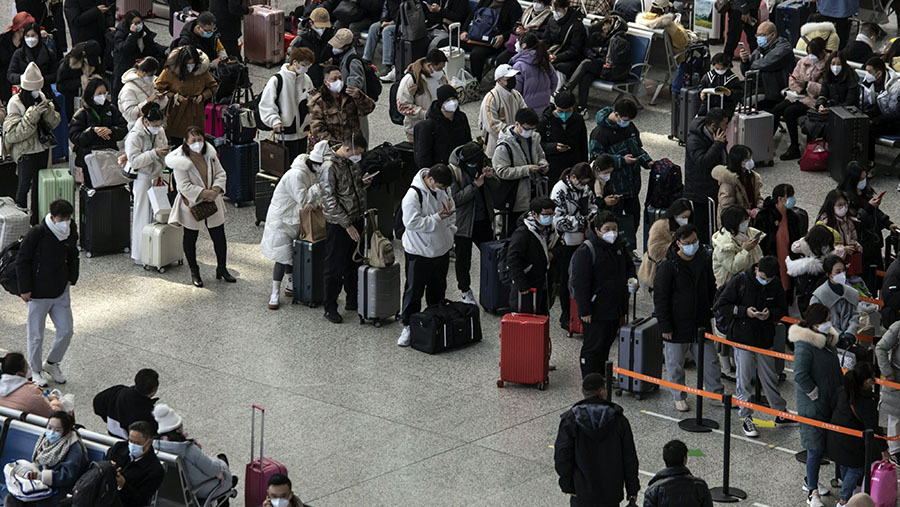 Sama seperti di Indonesia, para pekerja rantau di China menyerbu sejumlah transportasi umum untuk pulang ke kampung halaman. (Qilai Shen/Bloomberg)