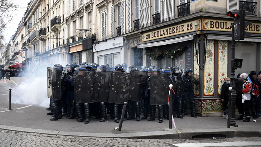 Dalam aksi demo tersebut terjadi bentrokan antara beberapa pengunjuk rasa dan polisi. Polisi menangkap 38 orang. (Nathan Laine/Bloomberg)