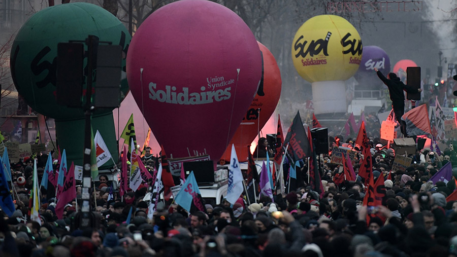 Pendemo membawa balon hingga menyalakan suar saat melakukan aksi demonya. (Nathan Laine/Bloomberg)