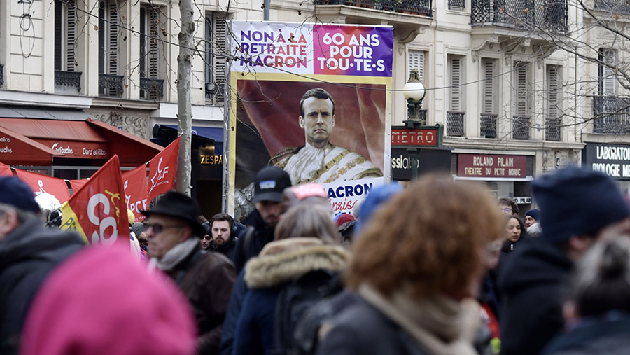 Pendemo memprotes rencana untuk mengubah sistem pensiun di Place de la Bastille, Paris, Prancis, Kamis (19/1/2023). (Nathan Laine/Bloomberg)