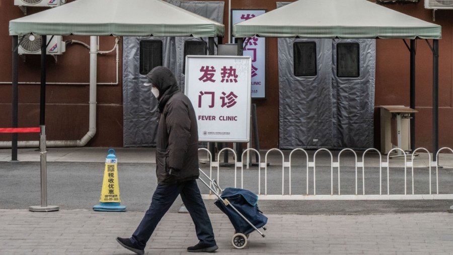 Suasana di Depan Klinik Perawatan Kesehatan di China (Sumber: Bloomberg)