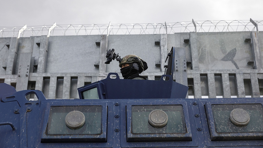 Tentara Yunani berjaga di pagar perbatasan antara Yunani dan Turki, di Alexandroupolis, Yunani, Sabtu (21/1/2023). (Konstantinos Tsakalidis/Bloomberg)