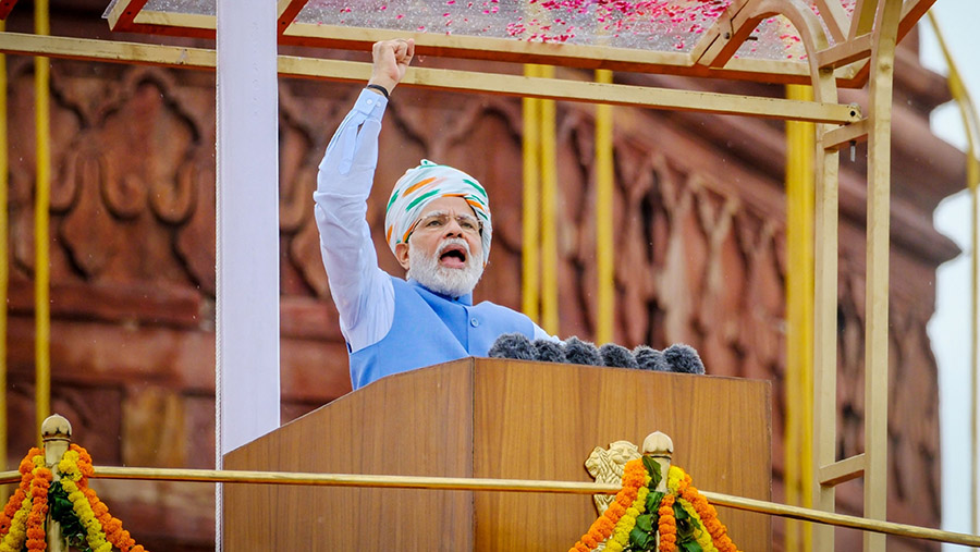Perdana menteri India, Narendra Modi berbicara pada upacara Hari Kemerdekaan di Red Fort, New Delhi, India, Senin (15/8/2022). (T. Narayan/Bloomberg)