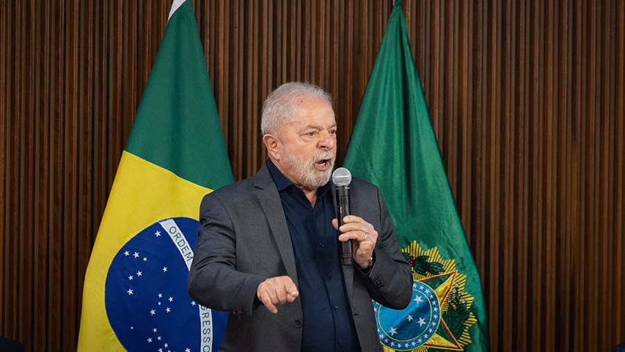 Presiden Brasil, Luiz Inacio Lula da Silva berbicara dalam pertemuan dengan para gubernur di Brasil, Senin, (9/1/2023). (Arthur Menescal/Bloomberg)