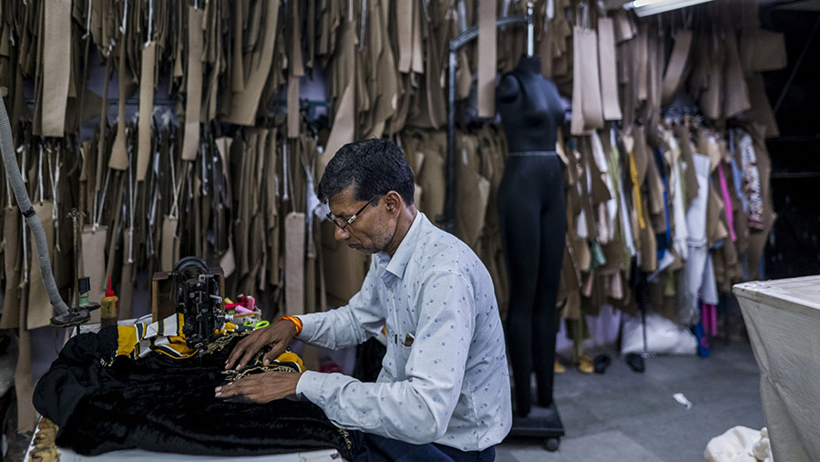 Kusum, perempuan yang kehilangan pekerjaan mengatakan pekerjaan berkualitas kini semakin langka di Mundahera. (Anindito Mukherjee/Bloomberg)